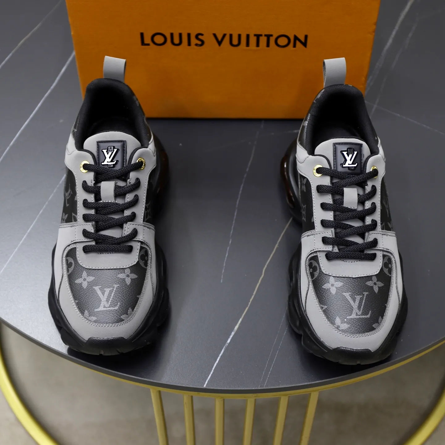 Ex-factory price: 462💰🙅‍♂️🙅‍♂️🙅‍♂️ Brand: Louis Vuitton Standard code: 38-44 (45 customized) Grade: Same as the official website Material: Original cowhide splicing fabric Comfortable and breathable lining Lightweight, soft and wear-resistant outsole Style category: Men's fashionable casual shoes Running sneakers Distinguished luxury brand elements Top luxury Color: actual picture color